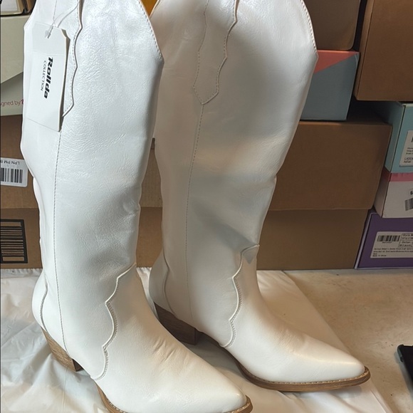 White Heeled Boots with Sleek Western Design - Picture 5 of 9